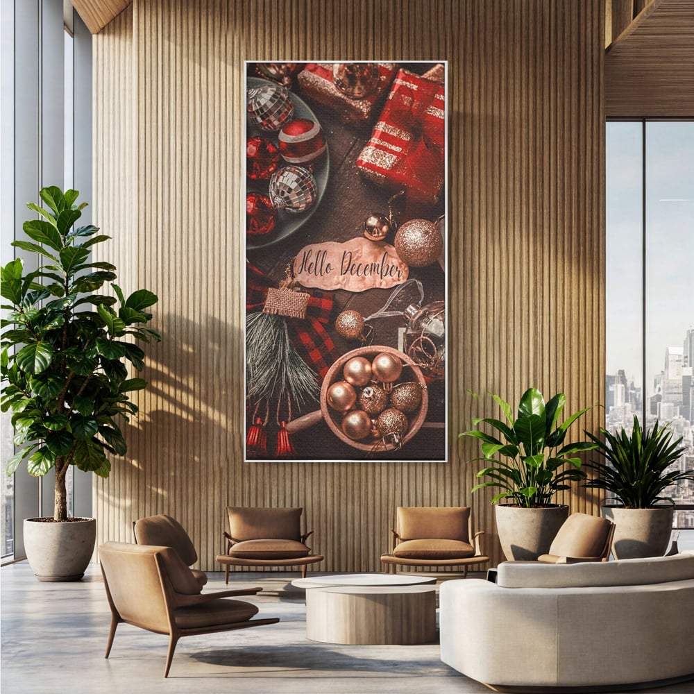 Tablou canvas cu tablou canvas cu globuri si cadouri, in rama de aluminiu argintiu, pe perete intr-un birou